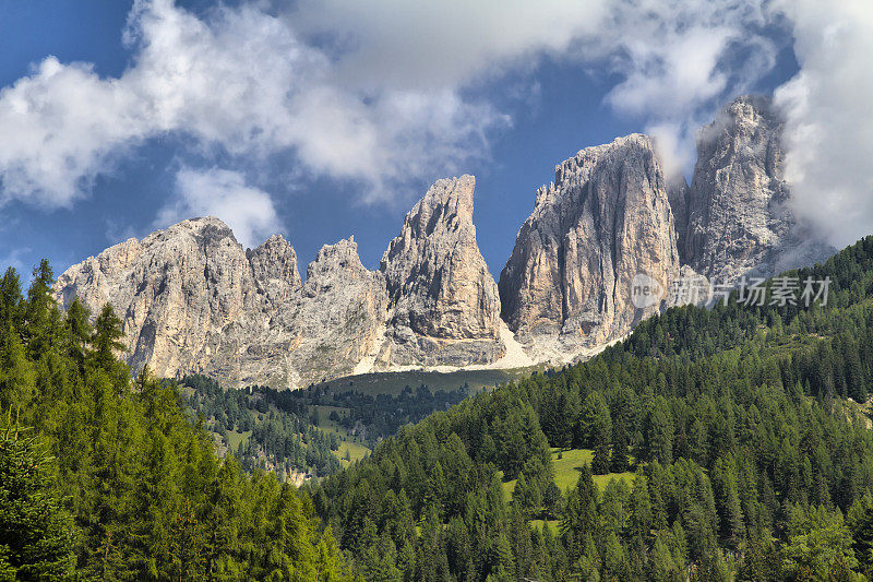 Campitello di Fassa (Dolomites)对朗科费尔和盘子的全景看法